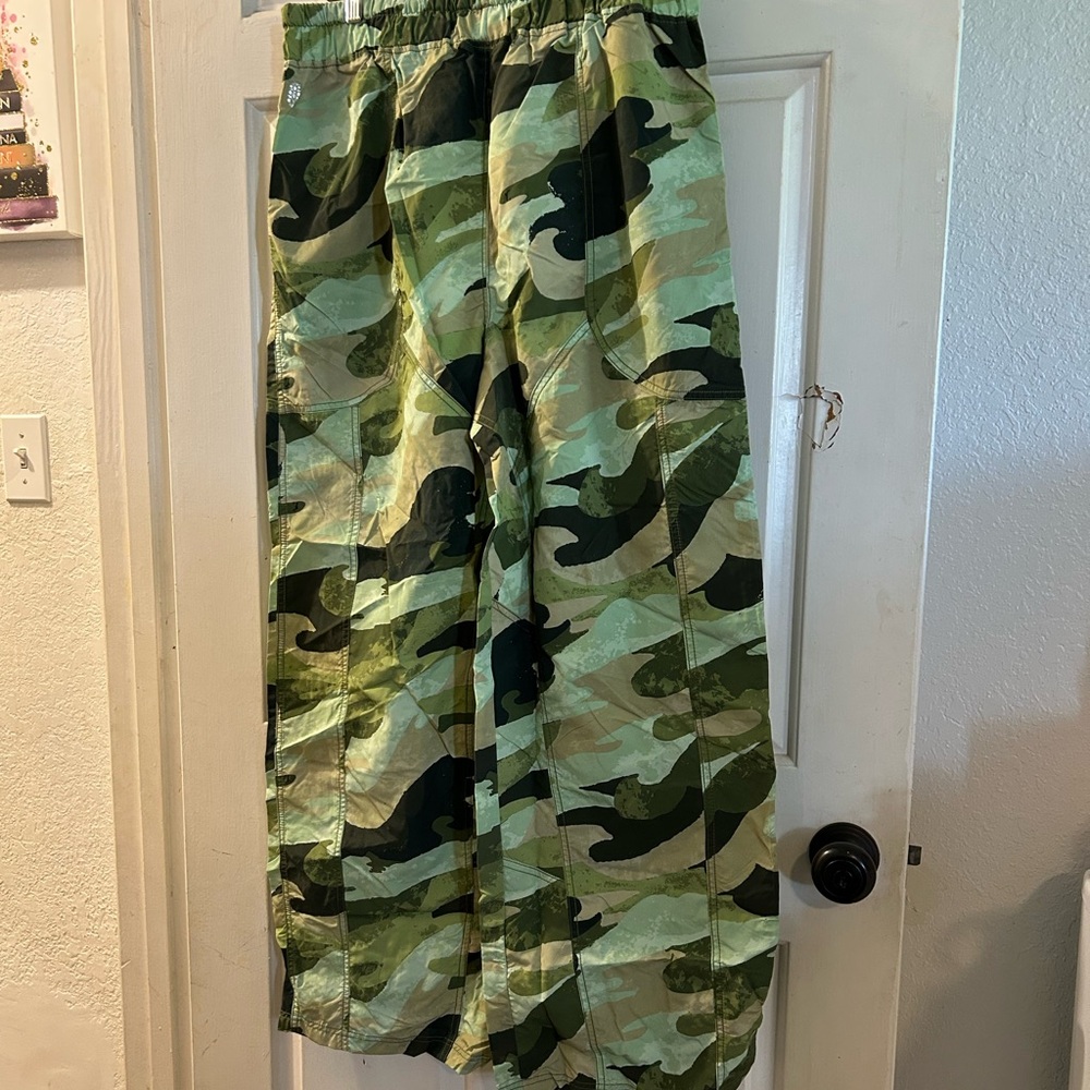 Free People Green Camo Cargo Pants - Picture 3 of 4